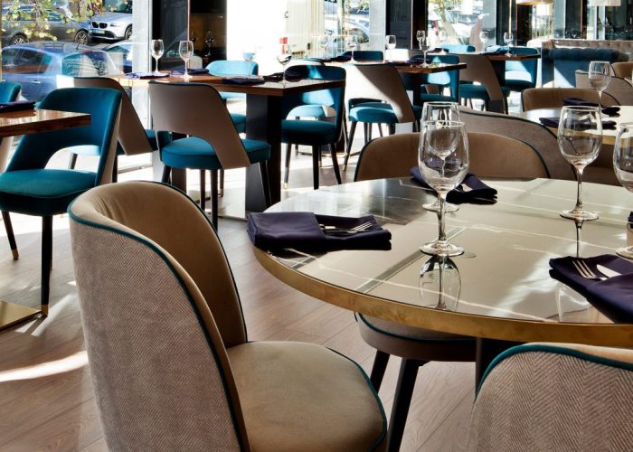 Aménagement intérieur d’un espace de restauration haut de gamme conçu par PHB 70