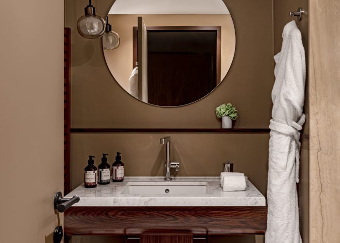 Norman Paris - Deluxe Room bathroom © MrTripper